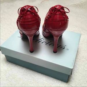 Delicious Patent leather peep toe red pumps